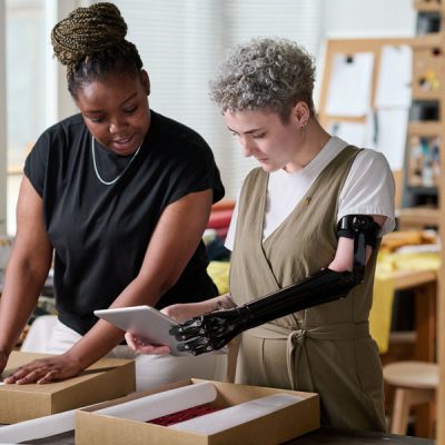 Handicapée emballant des cadres avec une accompagnatrice